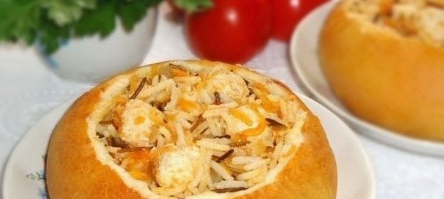 Плов с куриными фрикадельками в булочках