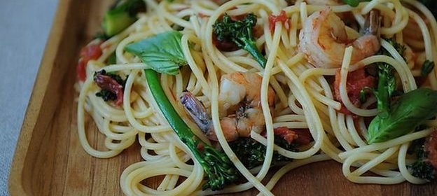 Спагетти с креветками и брокколи