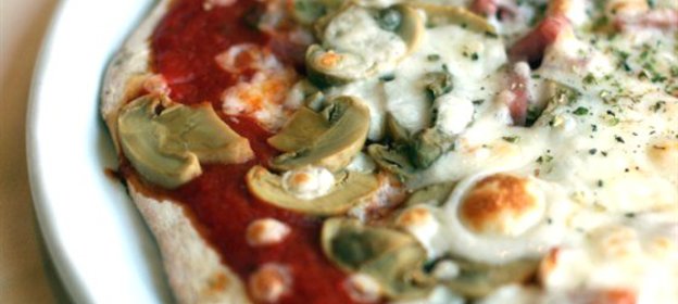 Пицца с печенью трески, грибами и лесными орехами