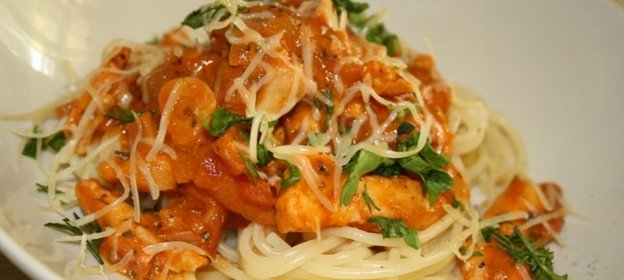 Спагетти с курицей и томатным соусом