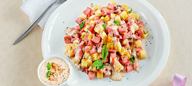 Салат из вареной колбасы, ветчины и пряной зелени с заправкой из сыра бри и грецких орехов