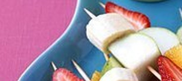 Фруктовые «шашлычки» с шоколадным соусом