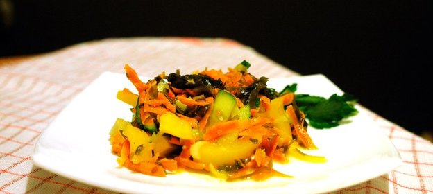 Салат из морской капусты под соусом из горчицы, чеснока и имбиря