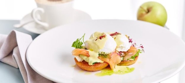 Яйцо пашот с малосольным лососем на булочке бриошь под соусом берблан
