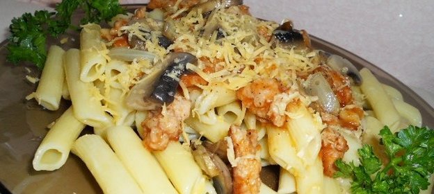 Паста с грибами и кусочками фарша в томатном соусе
