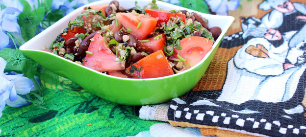 Салат с красной фасолью и помидорами