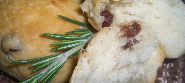 Булочки с розмарином и изюмом