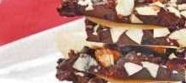 Шоколадные конфеты с орехами и вишней