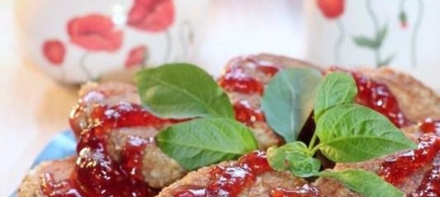 Ореховые оладьи с малиновым соусом