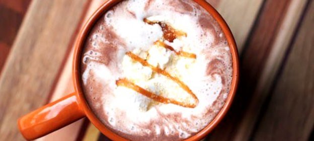 Горячий шоколад с карамелью и морской солью