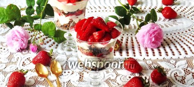 Клубничный десерт с шоколадным печеньем