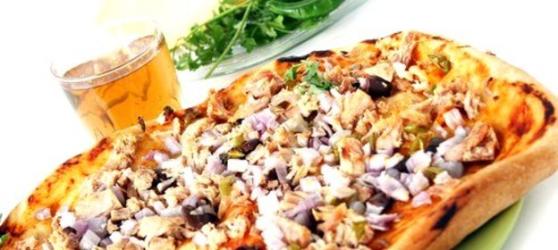 Пицца с жареной щукой и копченой мойвой