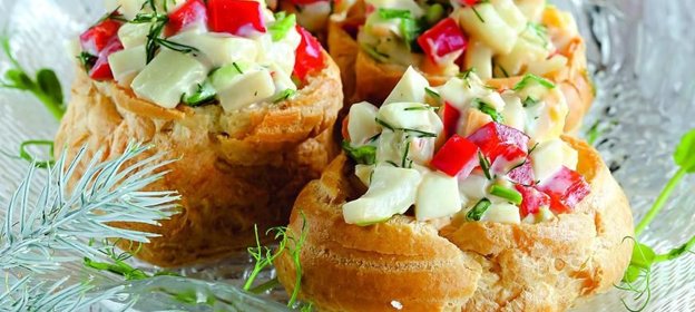 Салат из кальмаров в заварных булочках