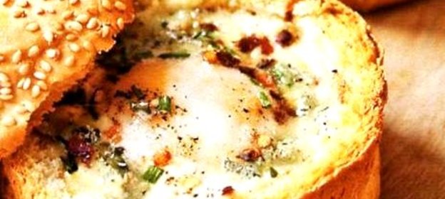 Яйца, запеченные в булочках