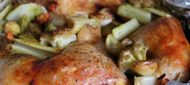 Куриные окорочка, запеченные с сельдереем и цветной капустой
