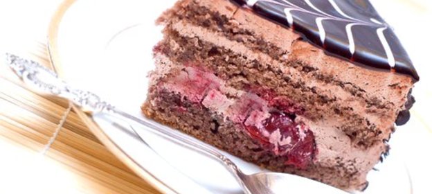 Шоколадный торт с вишней