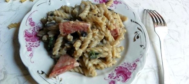 Макароны с грибами и колбасой