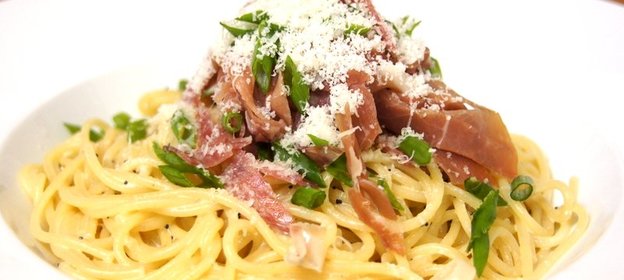 Спагетти с копченостями