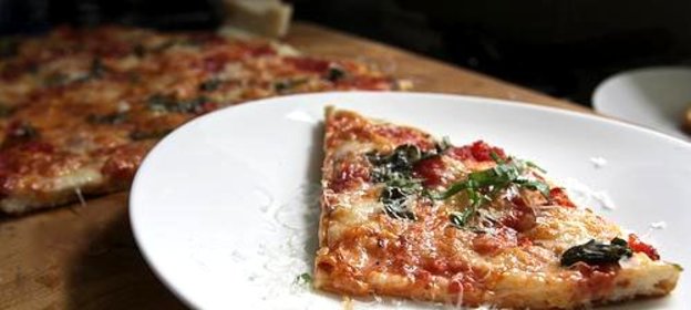 Пицца с помидорами и базиликом