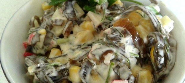 Салат из морской капусты с кукурузой и крабовыми палочками