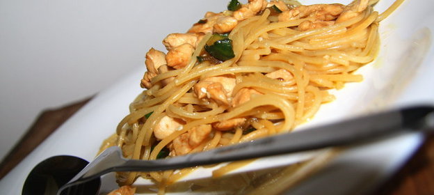 Паста острая с курицей и свежими огурцами