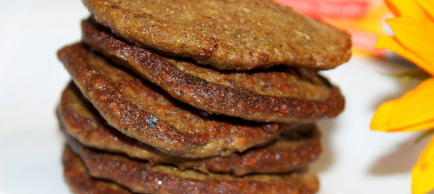 Оладьи из куриной печени с яблоком и зерновыми хлопьями