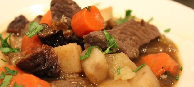 Гуляш с черносливом