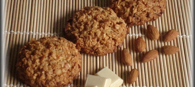 Печенье из овсяных хлопьев с миндалём и шоколадом