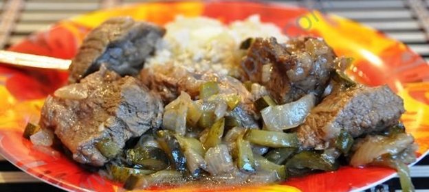 Тушеное мясо говядины с солеными огурцами