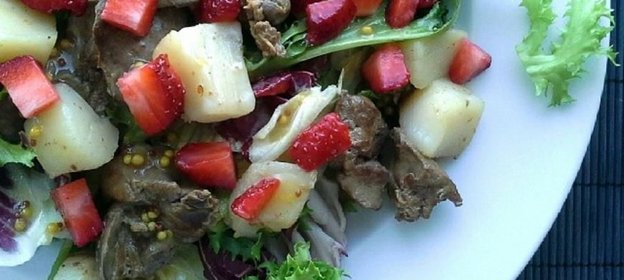 Теплый салат с куриной печенью и морскими гребешками