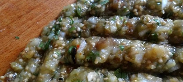 Средиземноморская баклажанная икра с сыром на тостах из черного хлеба