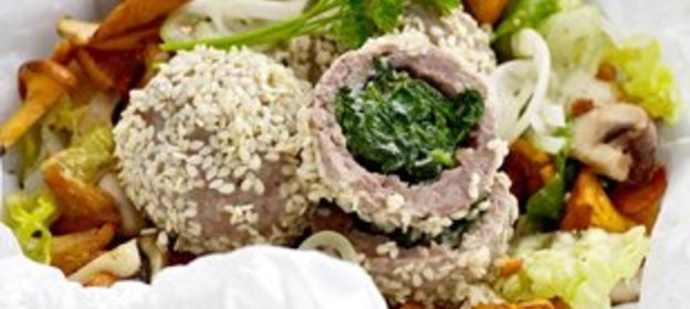 Фаршированные фрикадельки с салатом латук и лесными грибами