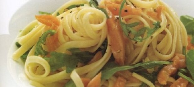 Морской лещ, запеченный с помидорами