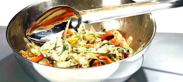 Салат из фенхеля и морских гадов