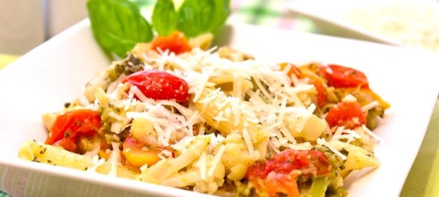 Макароны с брокколи, цветной капустой и куриным филе