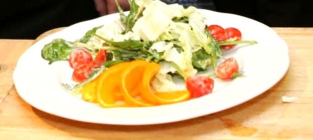 Теплый салат с морскими гребешками и апельсином