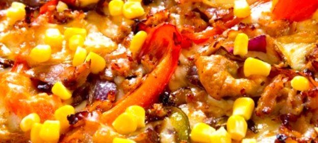Пицца с цукини, курицей и кукурузой