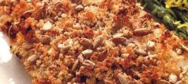 Пицца с помидорами и копченой рыбой