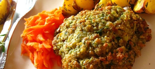 Куриные бёдра под корочкой из хлебных крошек, зелени и сыра