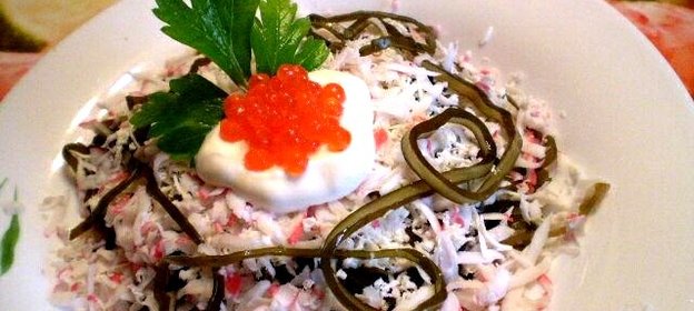 Салат из морской капусты и крабовых палочек