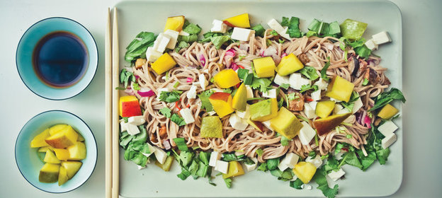 Гречневая лапша с баклажаном и манго