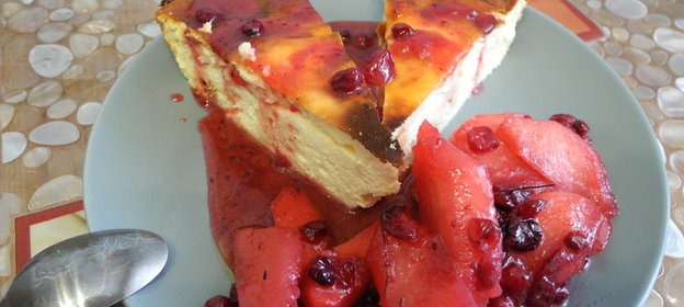 Творожная запеканка с яблочно-клюквенным соусом