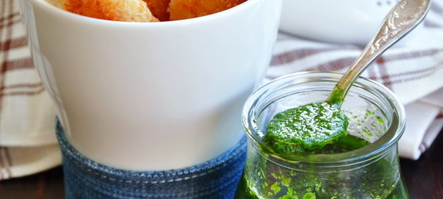 Рыбные палочки из трески с соусом из кинзы