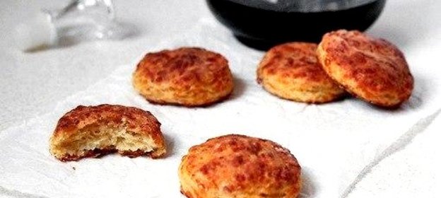 Печенье с беконом и сыром