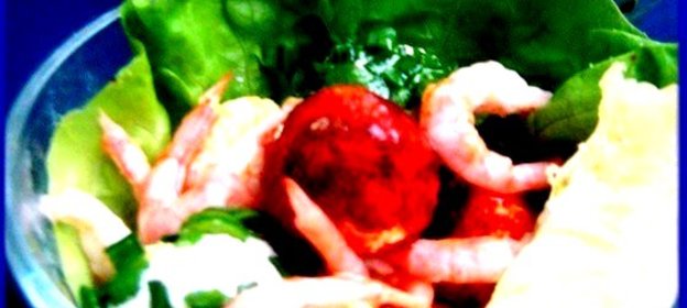 Салат с творожными шариками и креветками