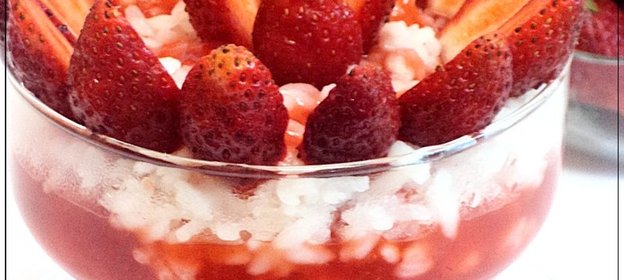 Рисовая каша с клубничным соусом