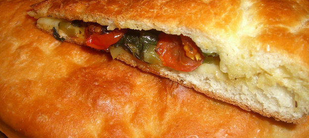 хлеб с печеными томатами и черемшой