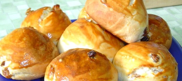 Булочки с изюмом без дрожжей