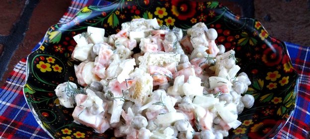 Салат с горошком и сухариками
