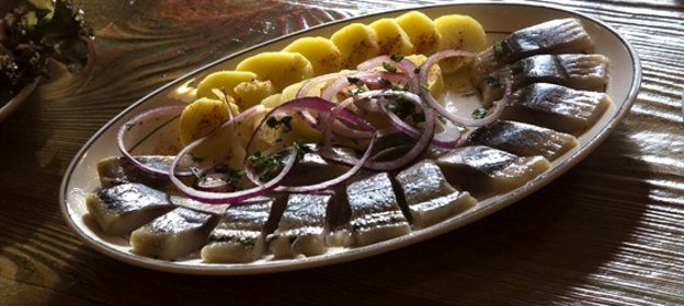 Сельдь с гарниром